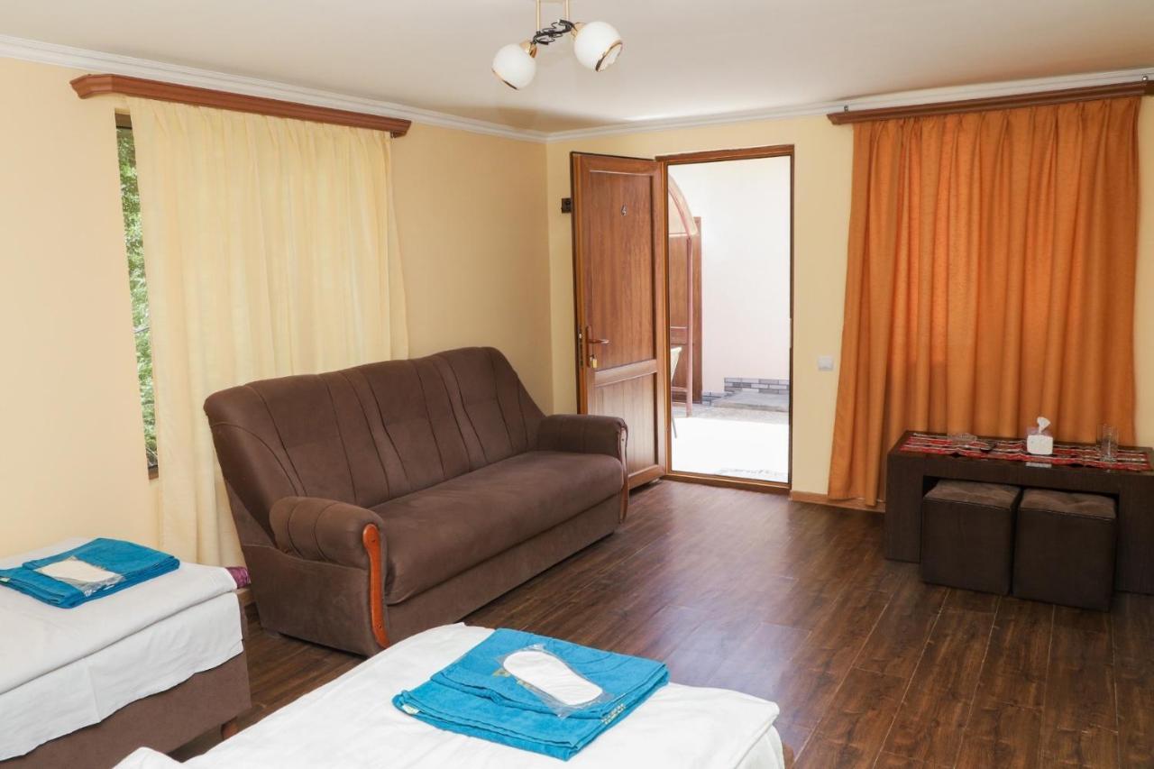 Naberejni Hotel Meghri Eksteriør billede