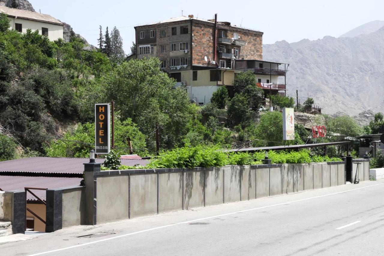 Naberejni Hotel Meghri Eksteriør billede
